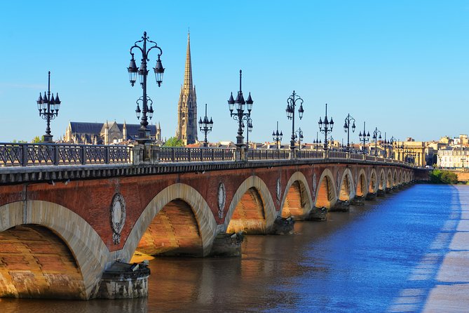 2-Hour Walking Tour of the City’s Iconic Sights and History - Place du Parlement and the city’s café-square rhythm
