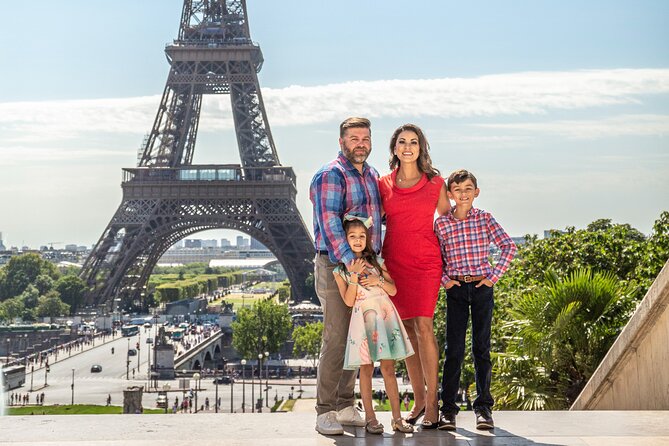30 min photosession in Paris, all photos sent and edited - Beyond the Eiffel Tower: Louvre and Montmartre options, plus longer shoots