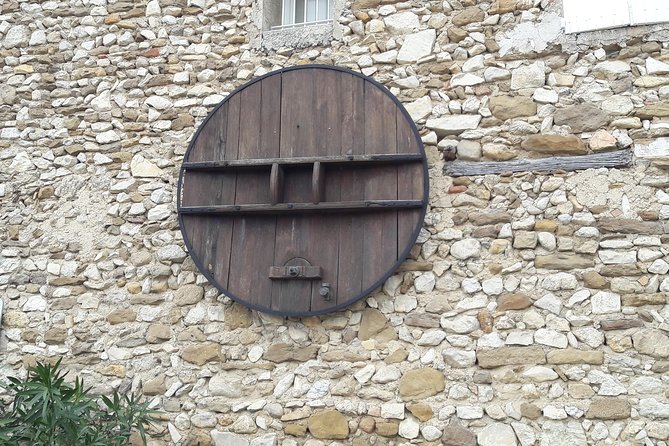 Afternoon Wine Tour to Chateauneuf du Pape from Avignon - Stop 1 in Châteauneuf-du-Pape: two tastings in the village