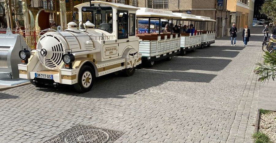 Antibes: 2-Way Little Train of Antibes Tour to Juan-les-Pins - Live Guide and Audio Commentaries in French and English