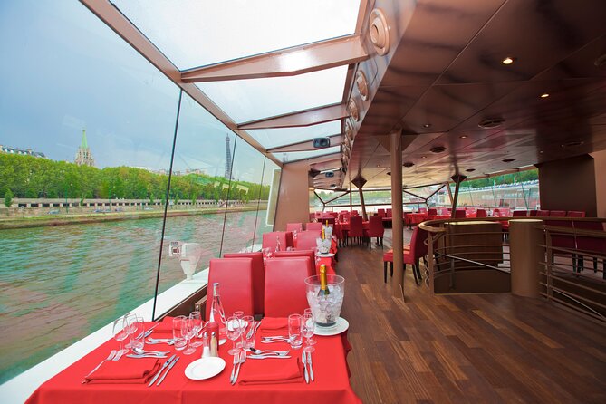 Bateaux Mouches Lunch Cruise on the Seine River in Paris - Live Accordion and the On-Board Atmosphere Reality Check
