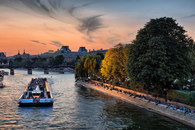 Bateaux Mouches Sightseeing Cruise in Paris with Champagne - Port de la Conférence boarding, queues, and how to avoid the worst timing