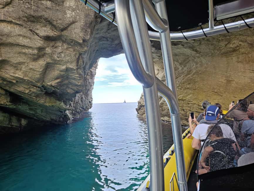 Bonifacio: Lavezzi Islands and Caves Guided Tour - The cruise out: Lavezzi Archipelago granite islands up close