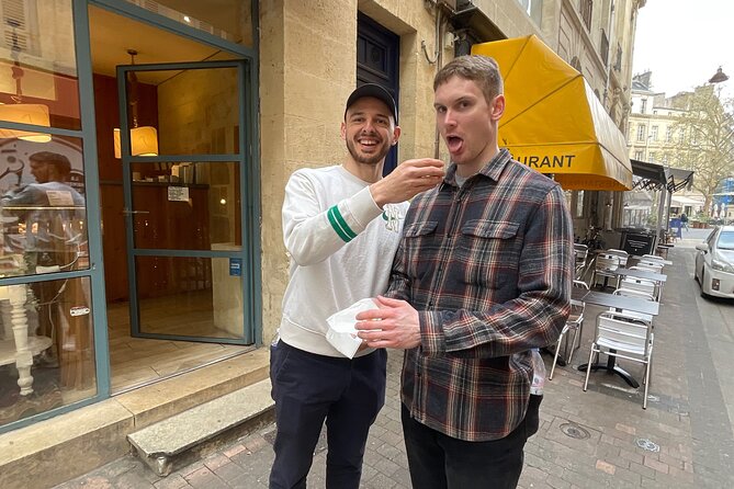 Bordeaux: Best of French Chocolate and Pastry Tasting Tour - The walk from Grosse Cloche to Place de la Comédie, and how to handle it