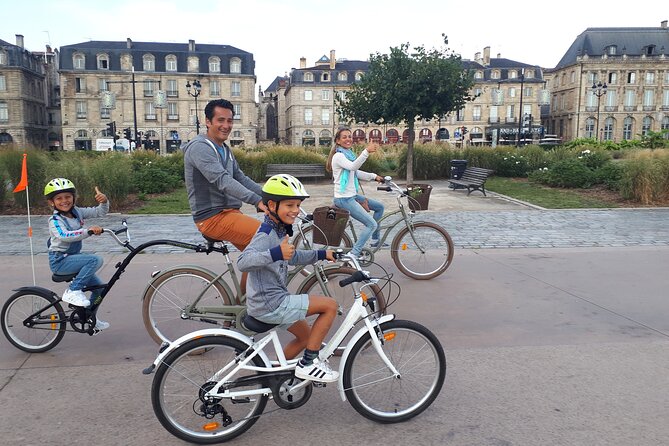Bordeaux bike tour "The Best of Bordeaux" - Pont de Pierre and Parc aux Angeliques, when the river becomes the main character