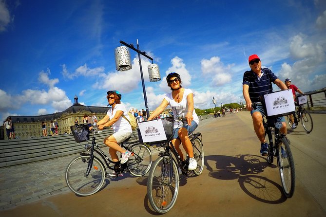Bordeaux Essentials Sightseeing Bike Tour with a Local Guide - Grosse Cloche: the quick 5-minute landmark break