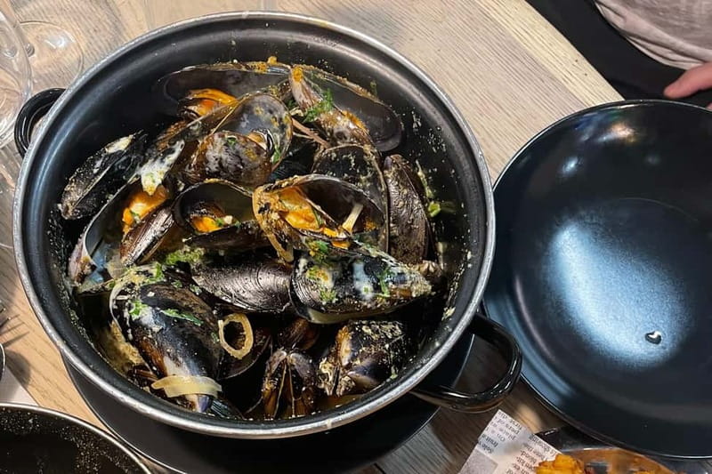 Bordeaux: Foodie Tour - Street food energy: burger, focaccia, and the joy of quick bites