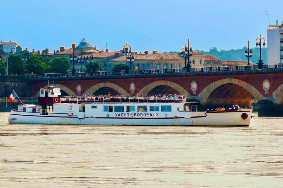 Bordeaux: Garonne River Yacht Cruise with Brunch - Entering Ponton d’Honneur: Where the Cruise Begins