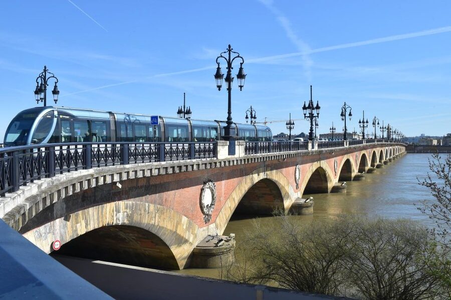 Bordeaux: Guided Walking Tour - Crossing toward the Garonne: romantic bridges and river perspective