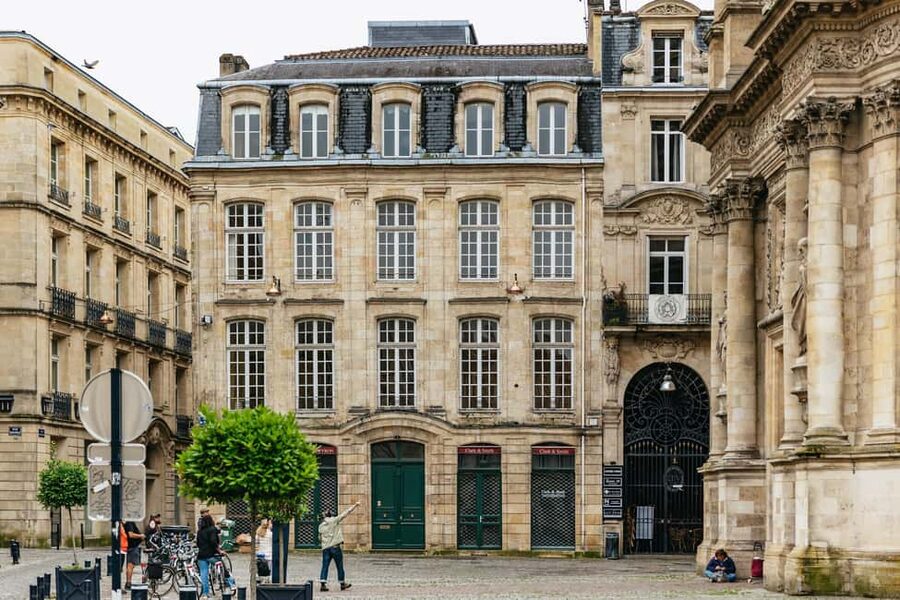 Bordeaux: Historic Center & Chartrons District Bike Tour - Historic Center stops: how the route teaches you to see Bordeaux