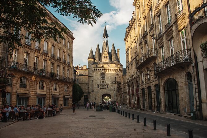 Bordeaux Old Town Food and Wine Tour - Cinéma Utopia Stretch: How the 1 km Walk Stays Comfortable