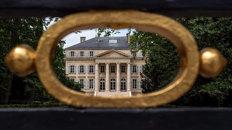 Bordeaux: Saint-Emilion and Medoc Full-Day Wine Experience - Château Picnic in the Middle of the Day: Lunch That Actually Feels Local