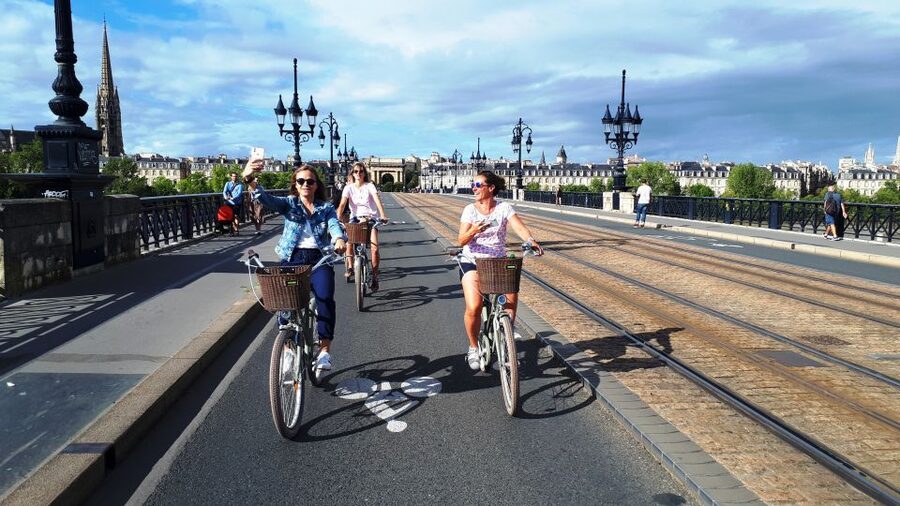 Bordeaux: Top Landmarks & Historic Bike Tour - Miroir d’eau and Porte Cailhau: the Water Mirror finish and a sense of closure