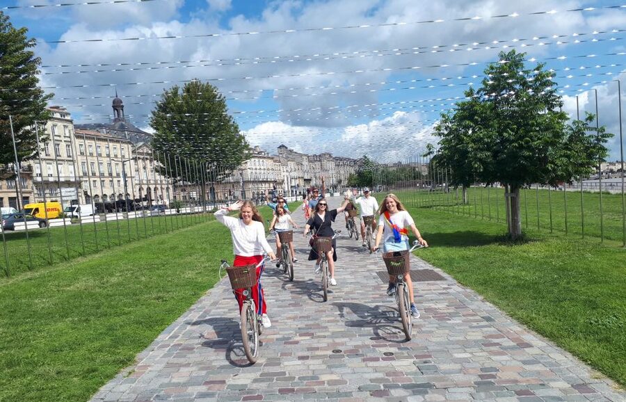 Bordeaux: Top Landmarks & Historic Bike Tour - Parc des Angéliques, Darwin Eco-systeme, and Quai des Queyries breaks