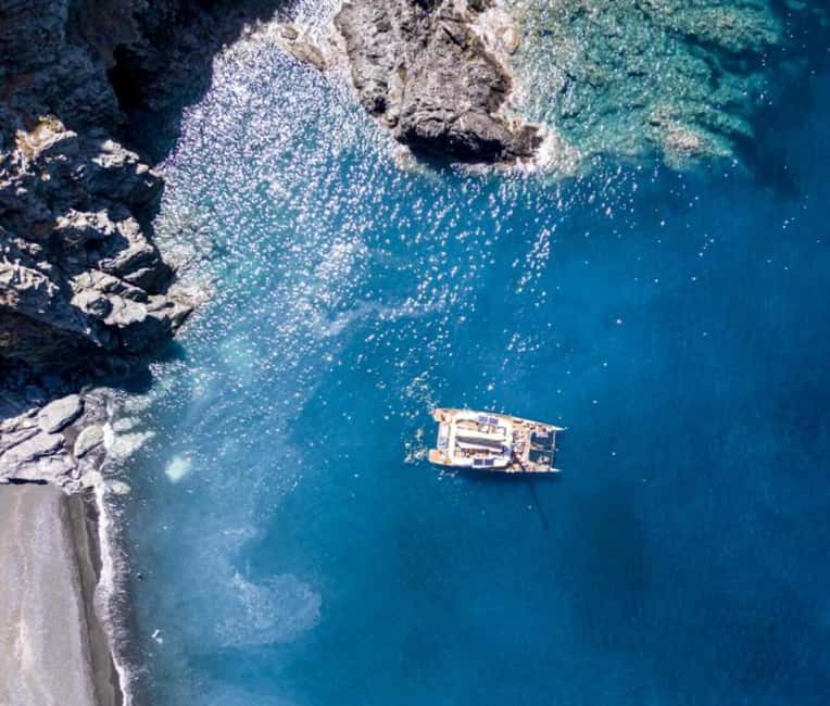 Catamaran day excursion - Bella Vita Catamaran: size, decks, and where you will want to sit