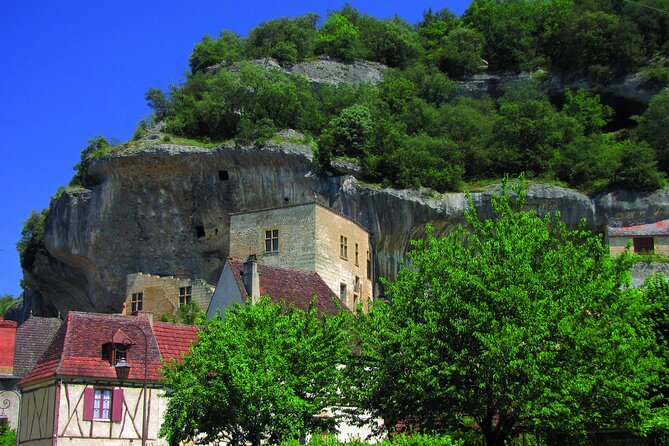 Dordogne Day Tour : Prehistory and The Art of the Caves from Sarlat - The lunch break in Montignac-Lascaux: a real pause, not a rushed stop