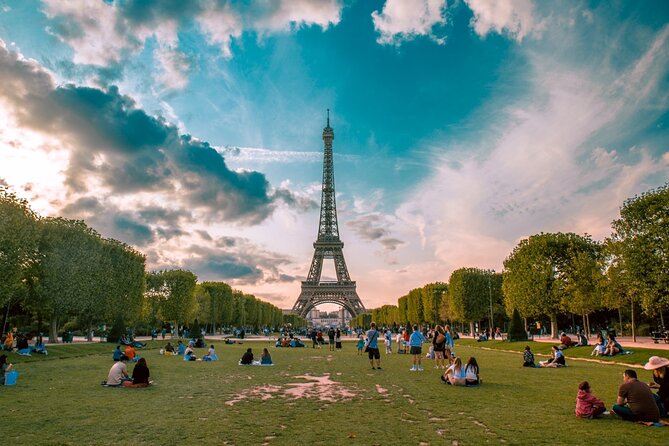 Eiffel Tower Access to 2nd Floor & Summit with Host by Lift - How the Host Part Works (and Why It Saves You Time)