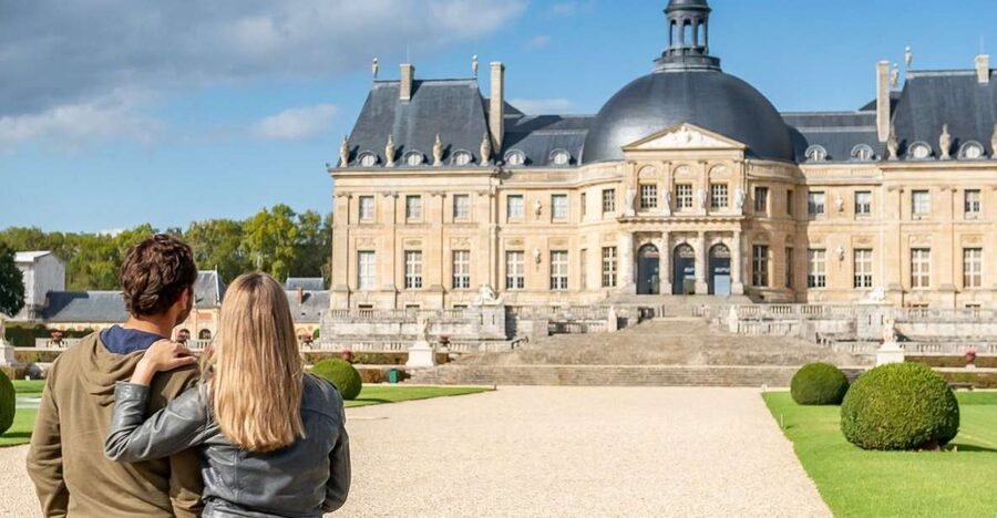Fontainebleau & Vaux-le-Vicomte Châteaux Day Tour from Paris - Fontainebleau UNESCO: royal rooms plus a horseshoe-shaped stairwell