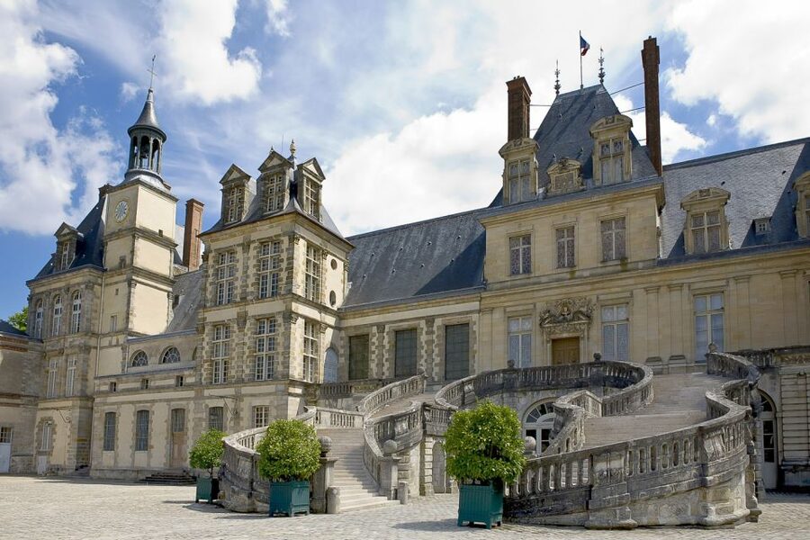 Fontainebleau & Vaux-le-Vicomte Châteaux Day Tour from Paris - Audio guides, no live guide, and the headphone reality