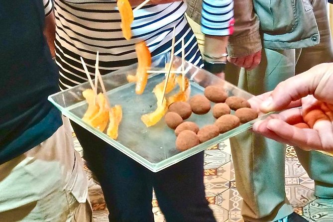 Food & Wine Lovers Tour of Nice Local Markets and Best Shops - Colline du Château finale: Castle Hill Park picnic with wines and pastries