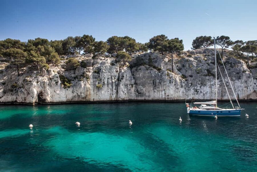 From Bandol: Visit the 13 calanques of Cassis & Marseille (3 hours 15 minutes at sea) - The Cassis corridor: cliffs, routes, and the park’s main drama