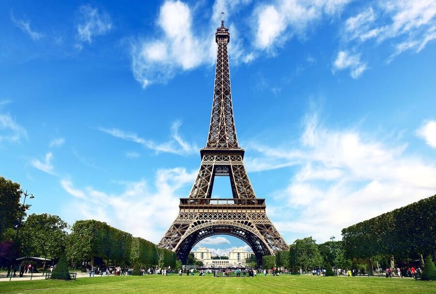From London: Paris Day Trip with Lunch on Eiffel Tower - The end of the day: exploring streets with momentum