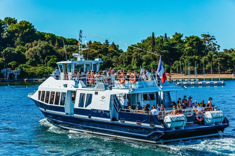 From Nice: Round-Trip Transportation to Saint Tropez by Boat - October street shopping in Saint-Tropez