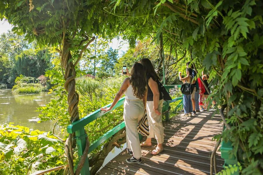 From Paris: Day Trip to Giverny & Versailles with Lunch - Lunch Between Two Icons: What to Expect and How to Get the Most Out of It