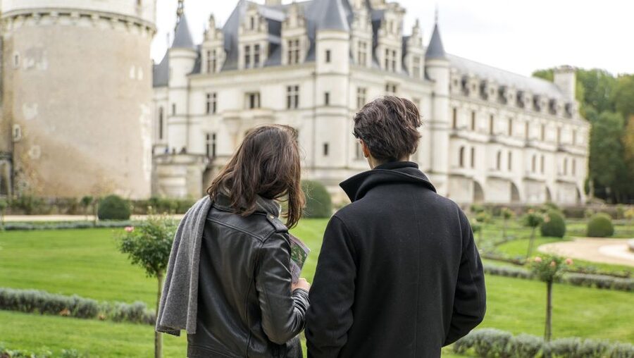 From Paris: Full-Day Loire Valley Chateaux Tour - Château de Cheverny: furnished interiors and gardens for the finale