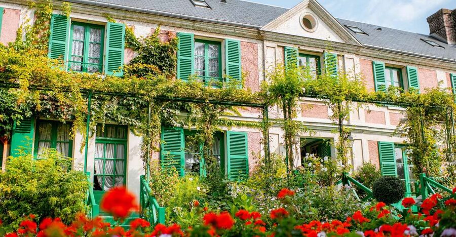 From Paris: Giverny and Versailles Palace Guided Day Trip - Versailles Gardens: Your Free Time and the Fountain Schedule Twist