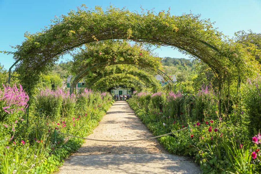 From Paris: Giverny Day Trip with Audio Guide or Live Guide - How guides turn Monet into a story you can feel