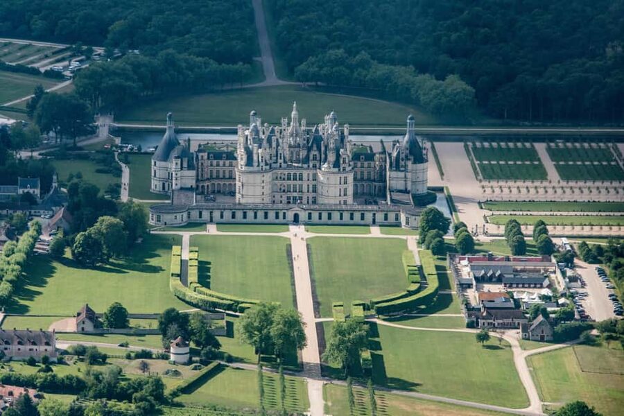 From Paris: Loire Valley Castles Day Trip With Wine Tasting - Live Guides Like Dee, Jasmina, and Riti Make the Day Stick
