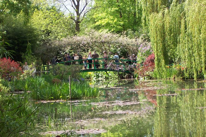From Paris: Monet Gardens & Giverny Bike Tour with Picnic Stop - From Paris to Vernon: the bus ride, the meeting point, and the start of the day