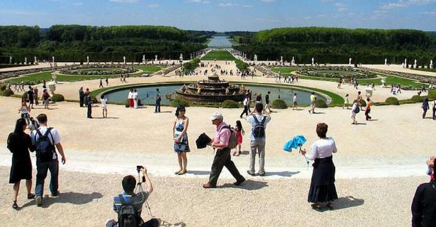 From Paris: Versailles Guided Tour by Deluxe Minibus - Gallery of Battles and the Chapel: More Than Just Stop-and-Go