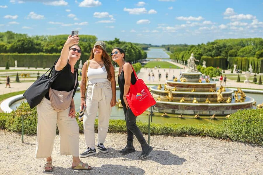 From Paris: Versailles Guided Tour with Skip-the-Line Entry - Gardens time and fountain show access, plan your walking route