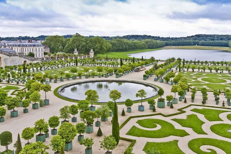 From Paris: Versailles Palace and Gardens with Transfer - André Le Nôtre gardens and musical fountain shows: plan for walking time