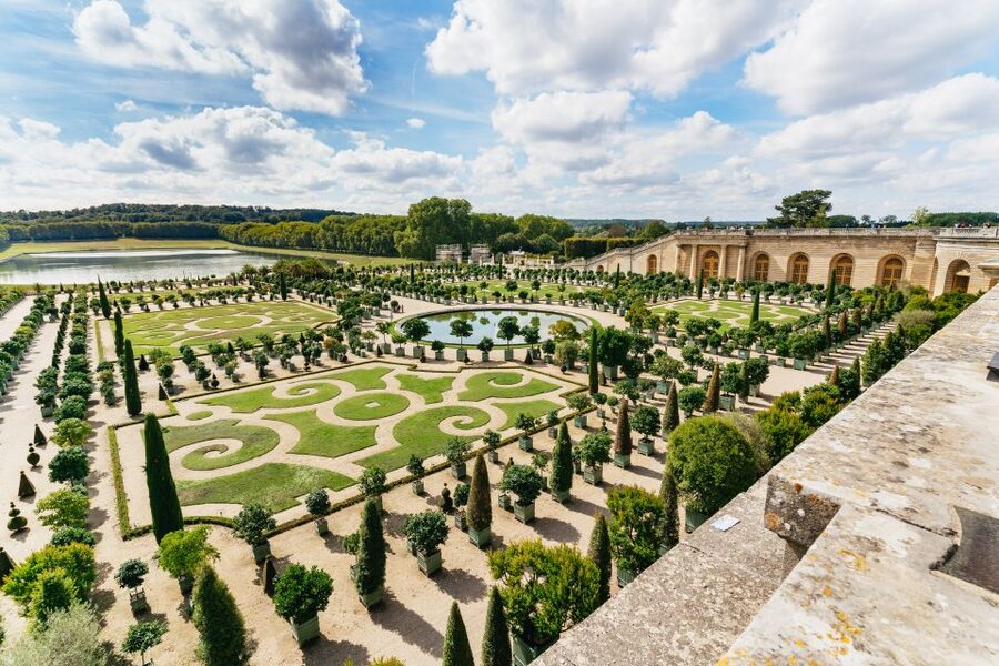 From Paris: Versailles Palace & Gardens with Transportation - The 10-language audio guide app: best way to avoid frustration