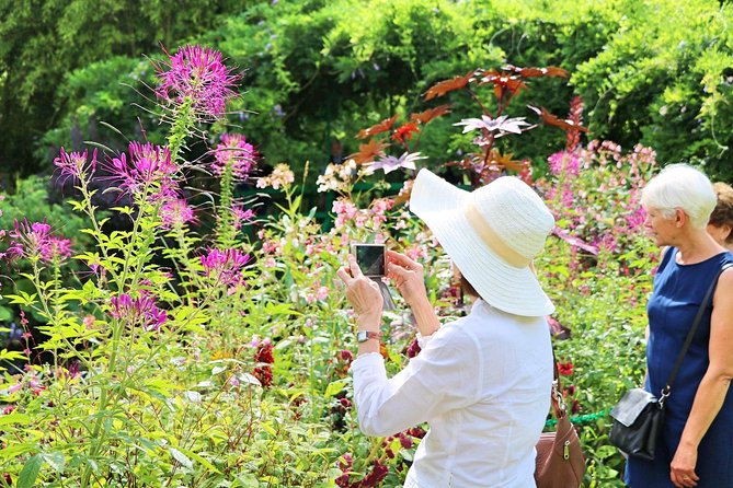 Giverny and Monet's Garden Half-Day Trip from Paris - Clos Normand: the flower-bordered courtyard that feels like a painting