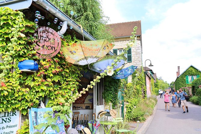 Giverny and Monet's Garden Half-Day Trip from Paris - Guides and group size: why the small van makes sense