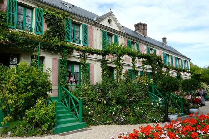 Giverny and Versailles Small Group Day Trip from Paris with Lunch - Transportation From Paris: Comfort Matters on a Long Day