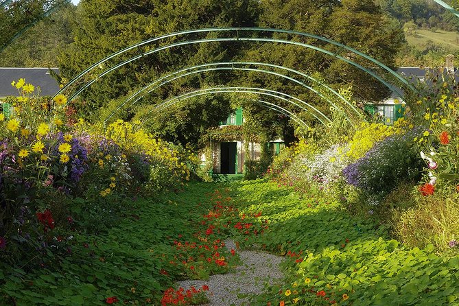 Giverny Half Day Guided Trip with Monet's House & Gardens from Paris by minivan - Driver-guides: the difference between info and a good day