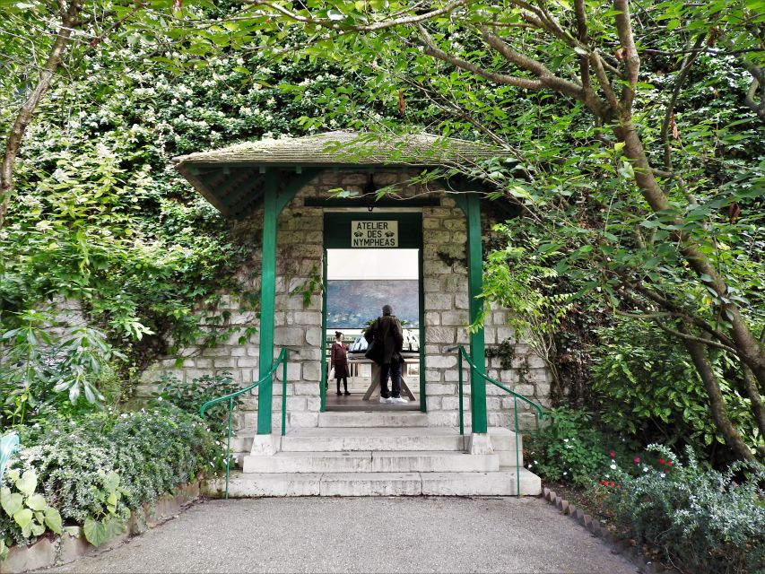 Giverny Village Walking Tour & Skip-the-Line to Monet Garden - Giverny’s quiet magic gets a guide on your side