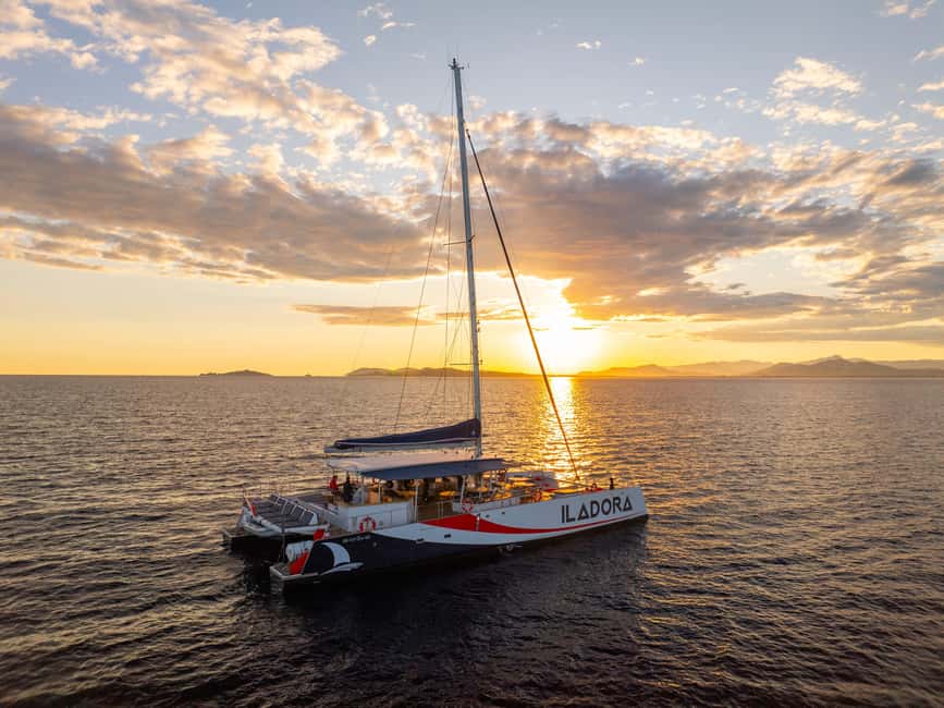Hyères : Sunset Catamaran Cruise to Giens Peninsula - Getting aboard at Hyères Saint-Pierre Port, without rushing