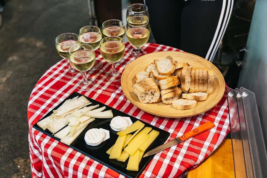 Le Marais Walking Food Tour with Cheese, Wine & Pastries - Starting at Le Repaire de Bacchus and getting your bearings in Le Marais