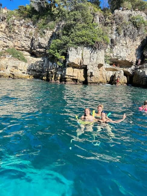 Lérins Islands Sailing Discovery, snorkeling and paddle SUP - Comfort on board: a small group, music, and basics handled