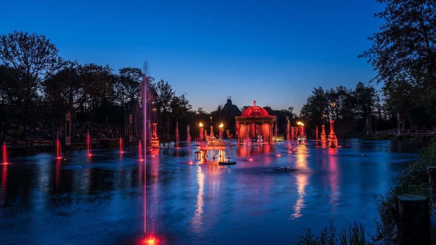 Les Epesses: Puy du Fou Theme Park 1-Day Entry Ticket - Weather, shade, queues, and the walking reality