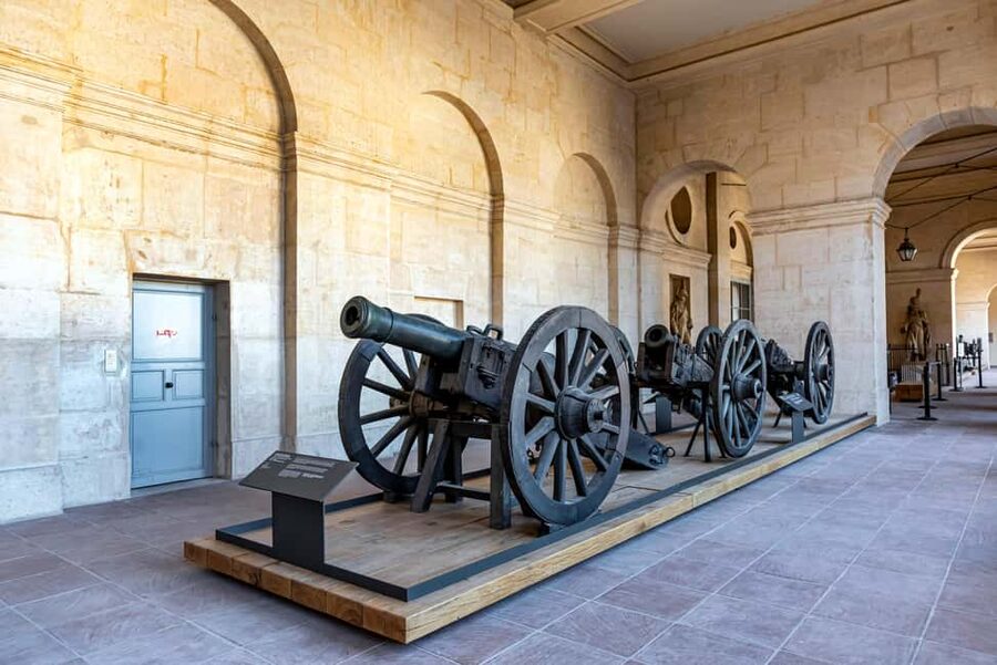 Les Invalides: Napoleon's Tomb & Army Museum Entry - Temporary exhibitions and the interactive battle experiences