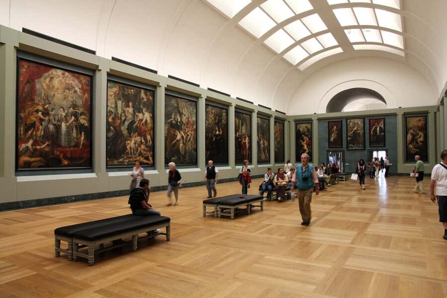 Louvre Guided Treasure Hunt for Families and Kids - How Age-Tuned Booklets and Clue Cards Keep Attention on Track