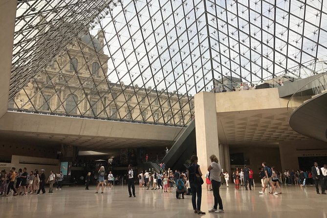 Louvre Museum Masterpieces Guided Tour - Venus de Milo: lost-and-found mystery, in front of the statue