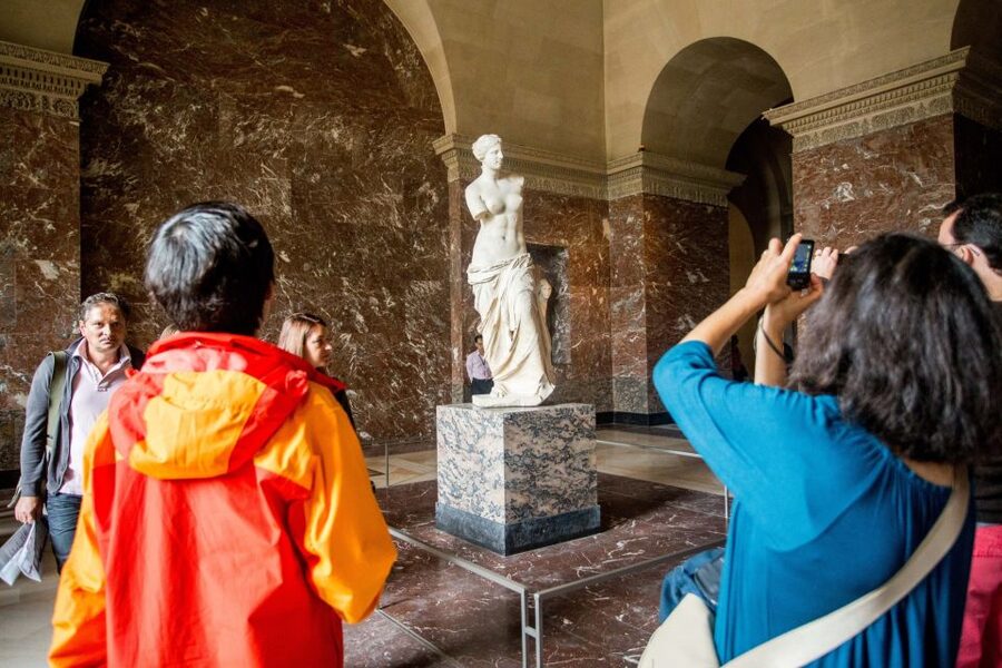 Louvre Museum: Skip-the-Line Guided Tour - Meeting point, ID, and bag rules that can trip you up